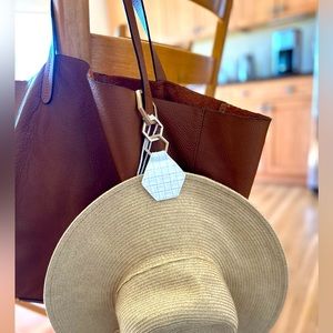 Hat magnet for tote bag